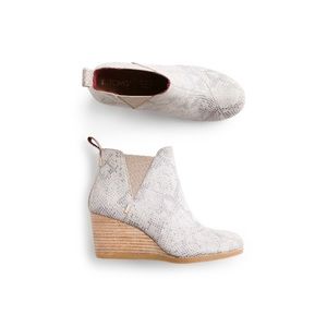 TOMS Kelsey Pull On Leather Wedge Booties